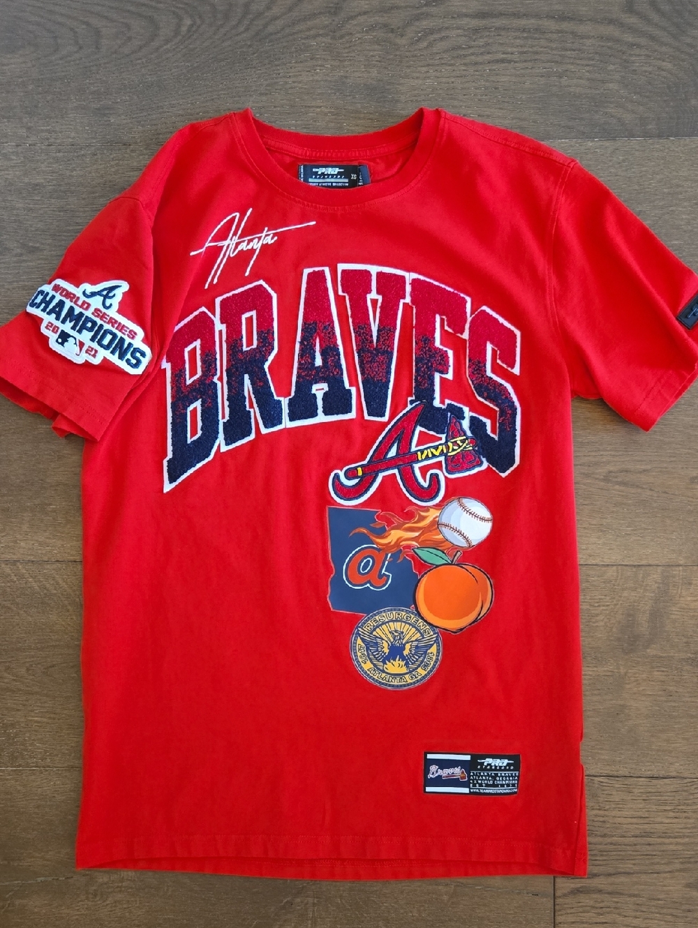 Atlanta Braves Women's Short-Sleeve Graphic Tee - Red
